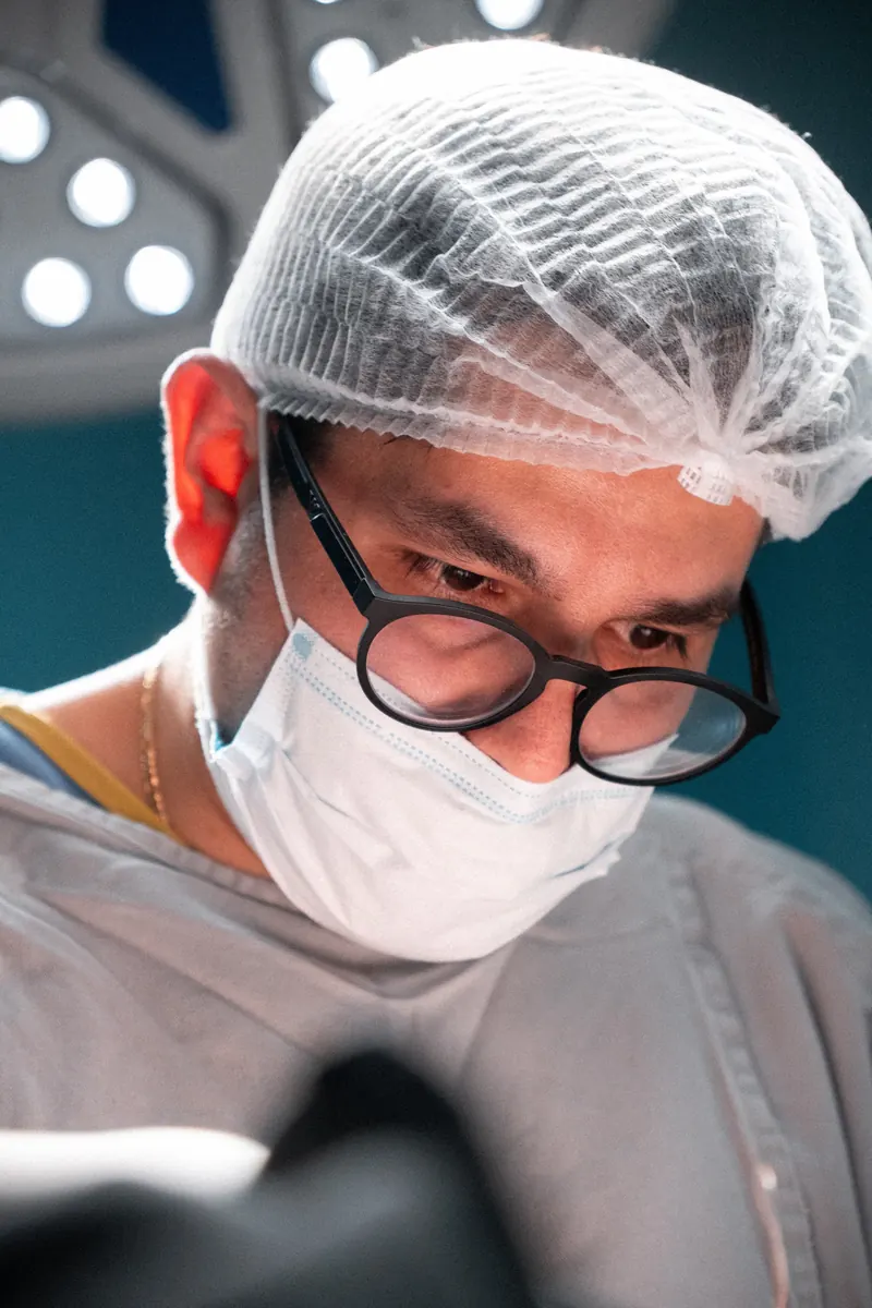 Dr. John Terrazas de perfil durante uma cirurgia
