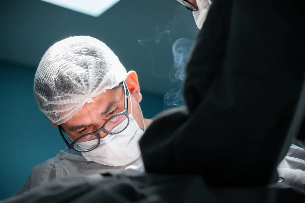 Dr. John Terrazas operando na sala de cirurgia